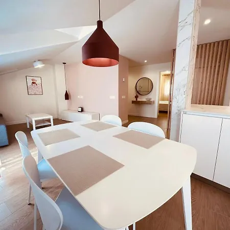 Atuairehome Mirando A Agujas De La Catedral De Apartamento