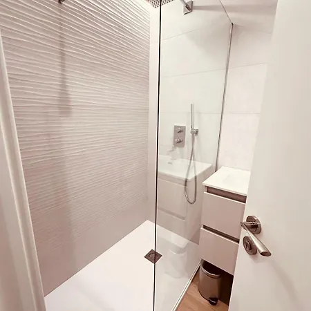 Atuairehome Mirando A Agujas De La Catedral De * Burgo