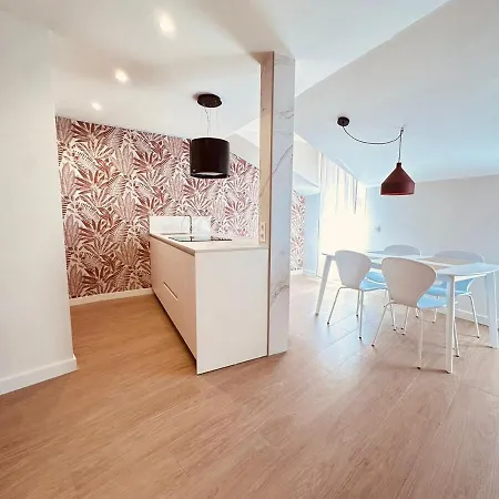 Atuairehome Mirando A Agujas De La Catedral De Burgo