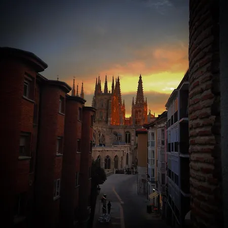 Atuairehome Mirando A Agujas De La Catedral De דירה